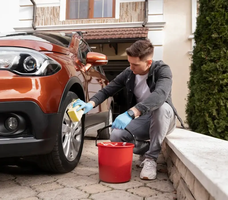 Lavage auto à domicile Saint-Sixte : professionnel intervenant sur un véhicule